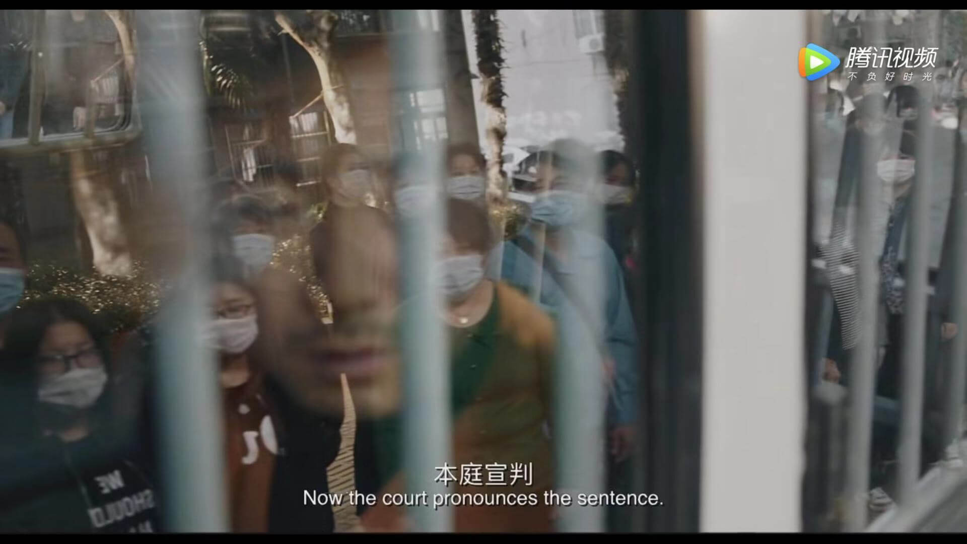 我不是药神截图-程勇被抓获后收益患者送行